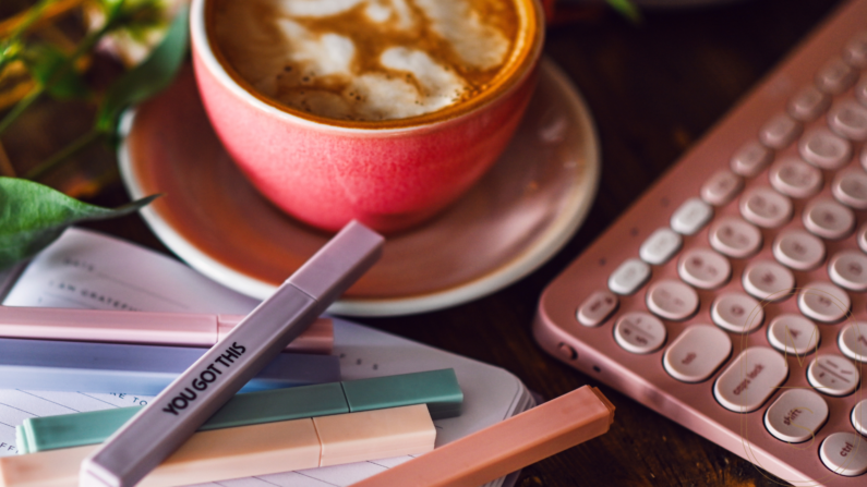 szklane rodzeństwo, na zdjęciu filiżanka kawy i flamaster w kolorze lawendowym z napisem "you got this"