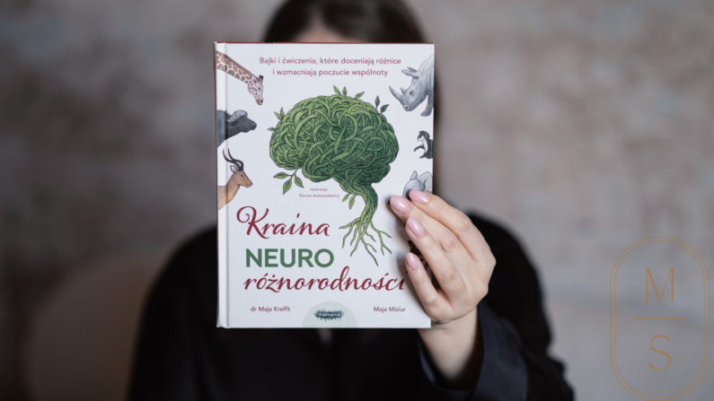 Książka „Kraina neuroróżnorodności” trzymana w rękach.